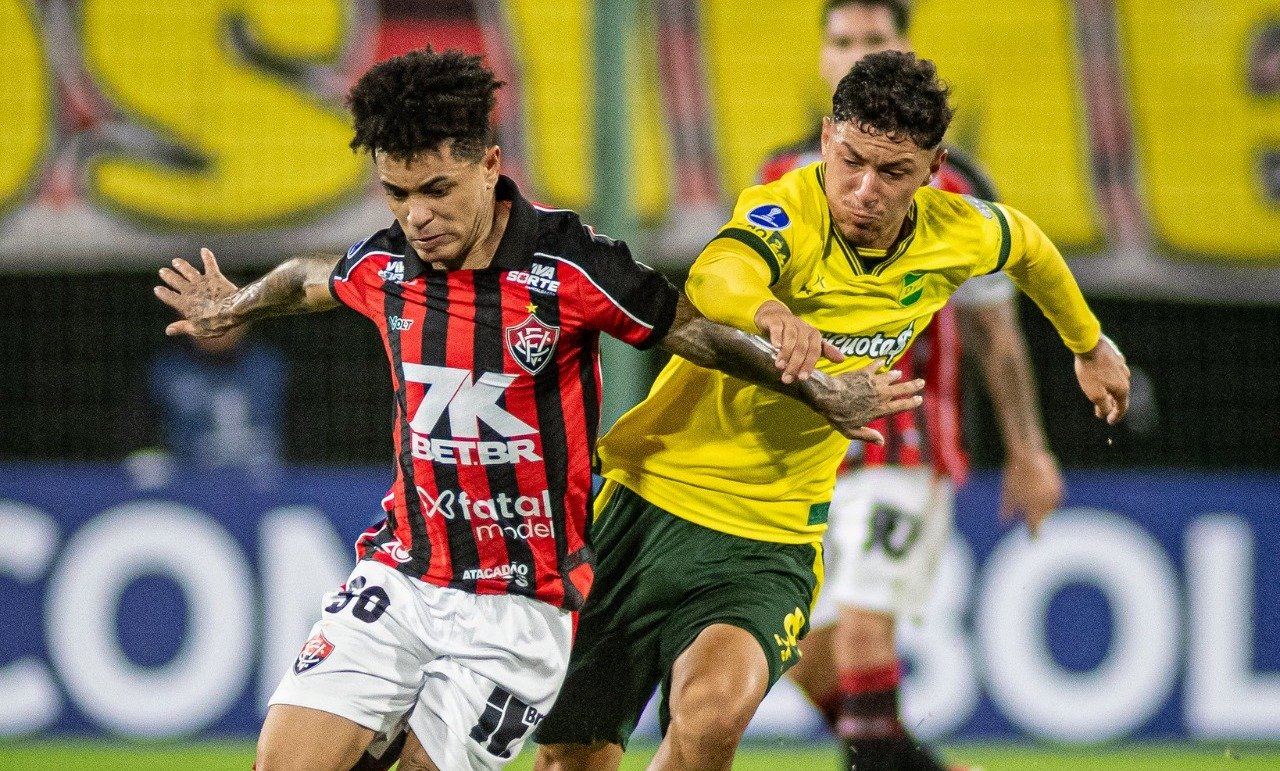 Jogadores de Vitória e Defensa y Justicia disputando bola (foto: Victor Ferreira/EC Vitória)
