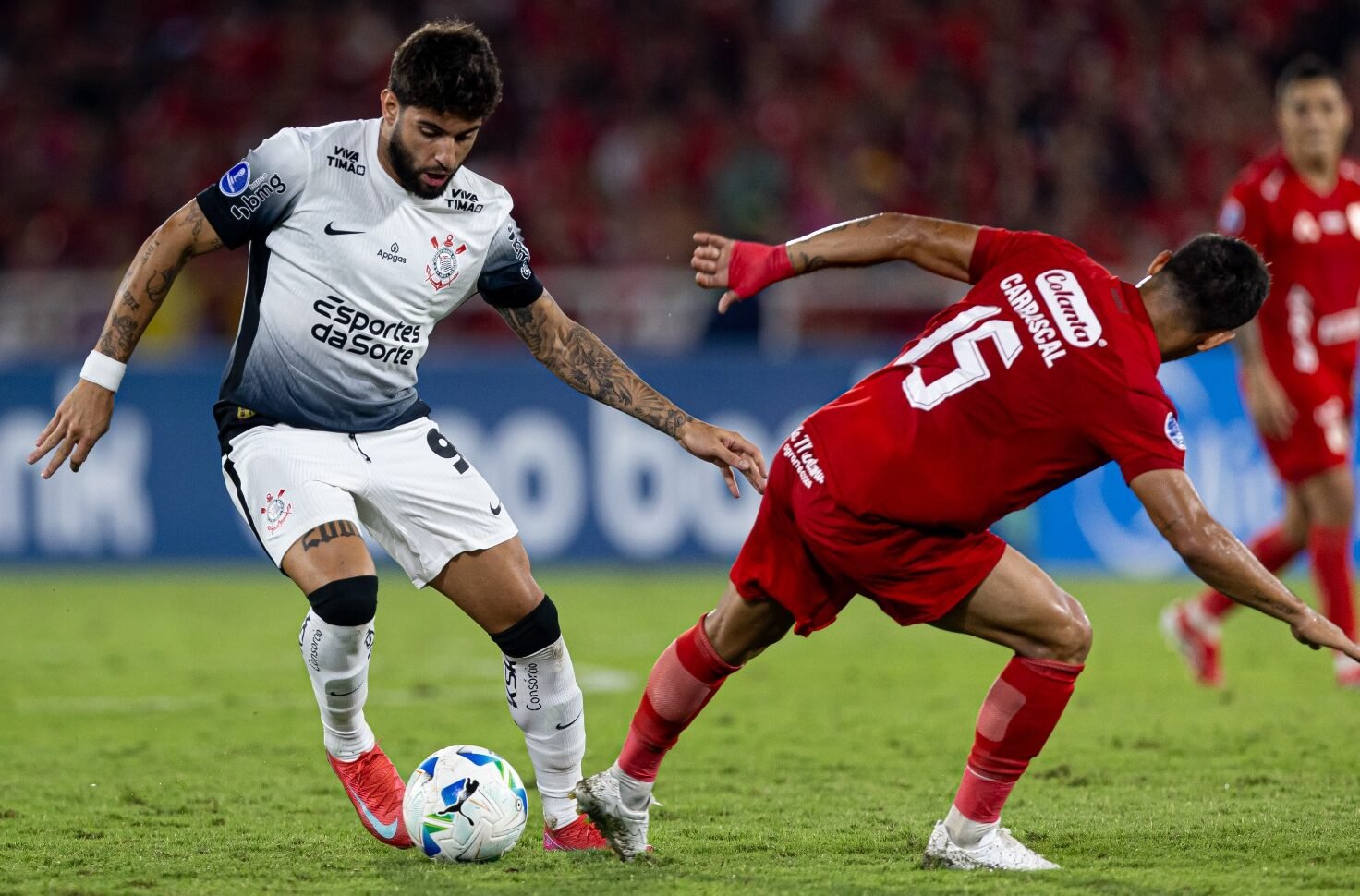 Jogadores de Corinthians e América de Cali disputando bola (foto: Agência Corinthians)