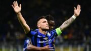 Lautaro Martínez comemora gol da Inter de Milão contra o Barcelona (foto: Marco BERTORELLO / AFP)