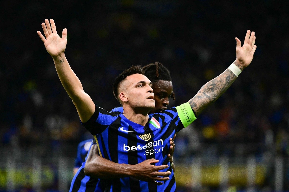 Lautaro Martínez comemora gol da Inter de Milão contra o Barcelona (foto: Marco BERTORELLO / AFP)