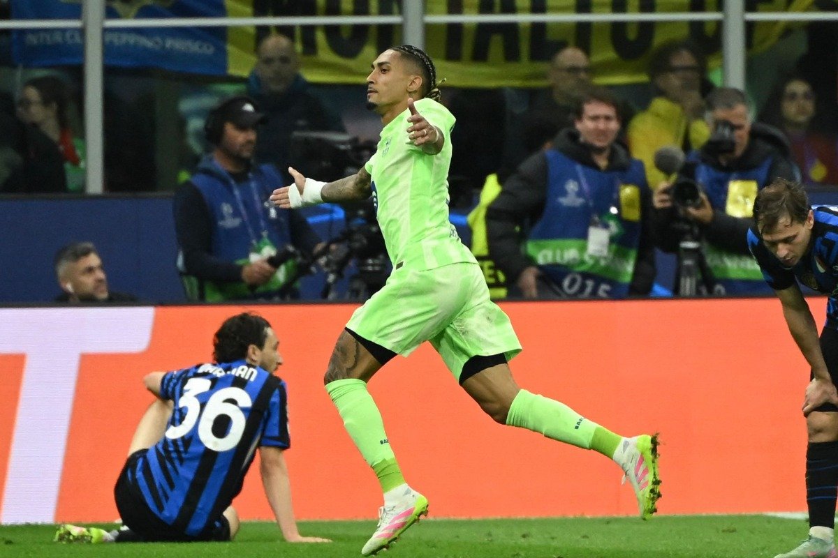 Raphinha comemora gol do Barcelona contra a Inter de Milão (foto: PIERO CRUCIATTI / AFP)