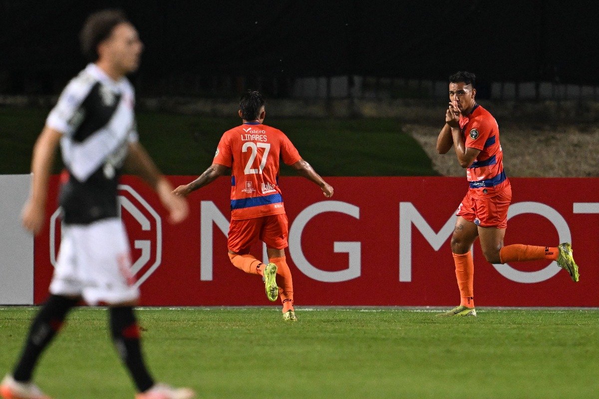 Jogadores do Puerto Cabello comemoram gol sobre o Vasco na Copa Sul-Americana (foto: Juan BARRETO / AFP)