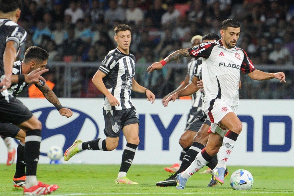 Lance do jogo entre Central Córdoba e Flamengo pela Libertadores (foto: Eduardo RAPETTI / AFP)