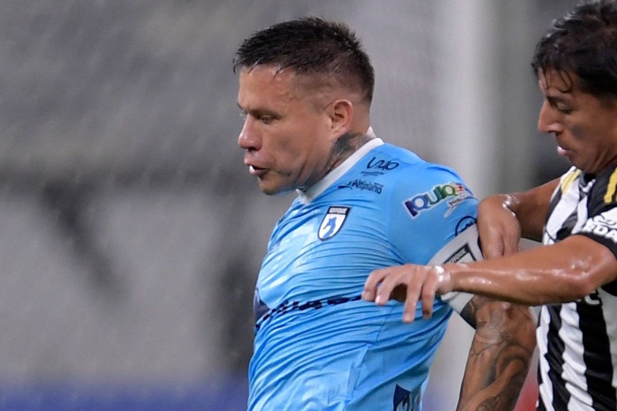 Álvaro Ramos durante jogo contra o Atlético na Sul-Americana (foto: DOUGLAS MAGNO / AF)