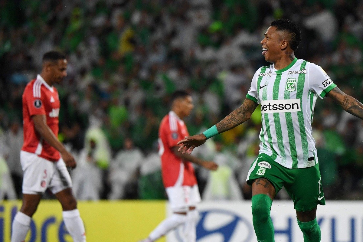 Billy Arce celebra gol contra o Internacional na Copa Libertadores (foto: Jaime SALDARRIAGA / AFP)