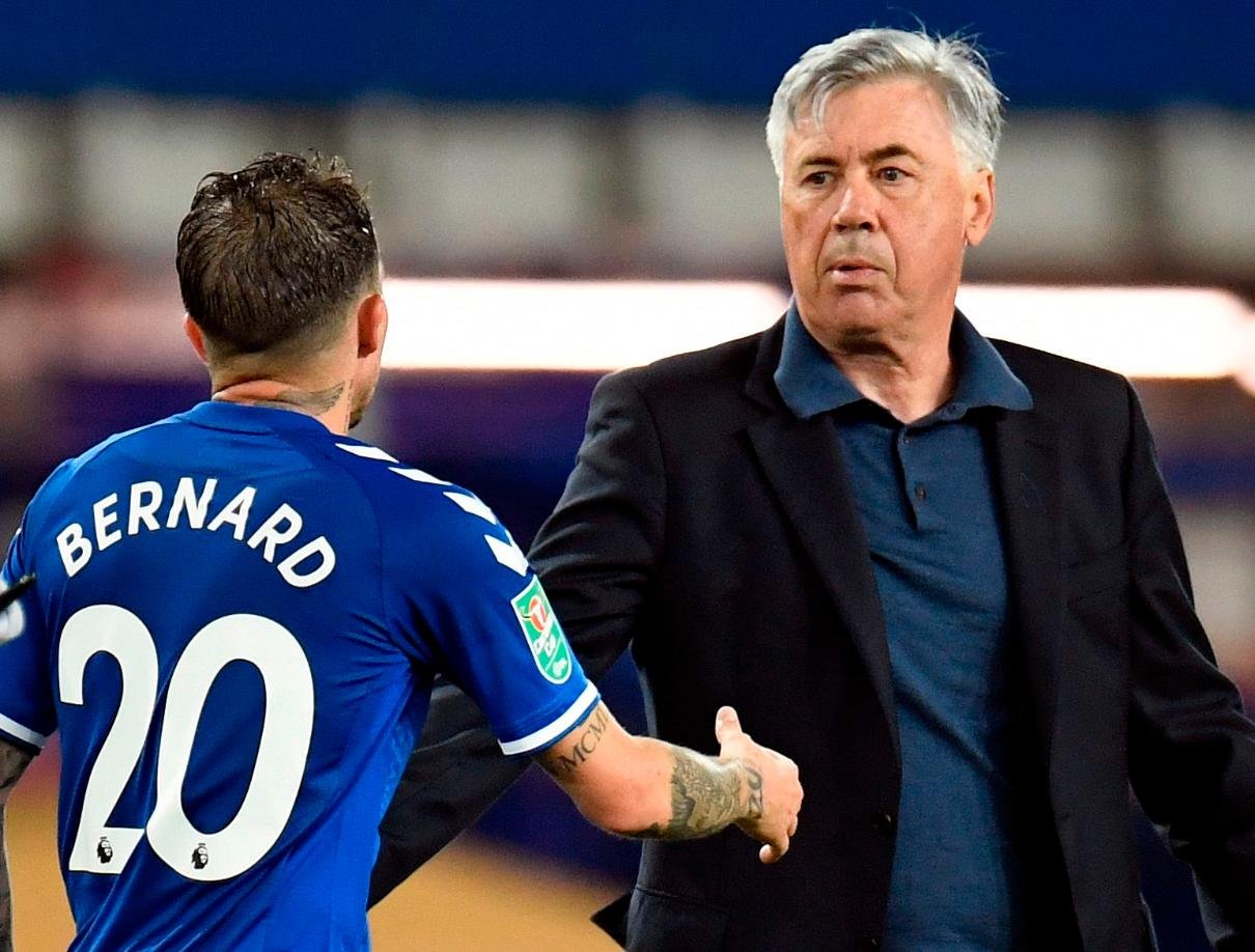 Bernard e Ancelotti no Everton - (foto: PETER POWELL/AFP - 16/9/2020)