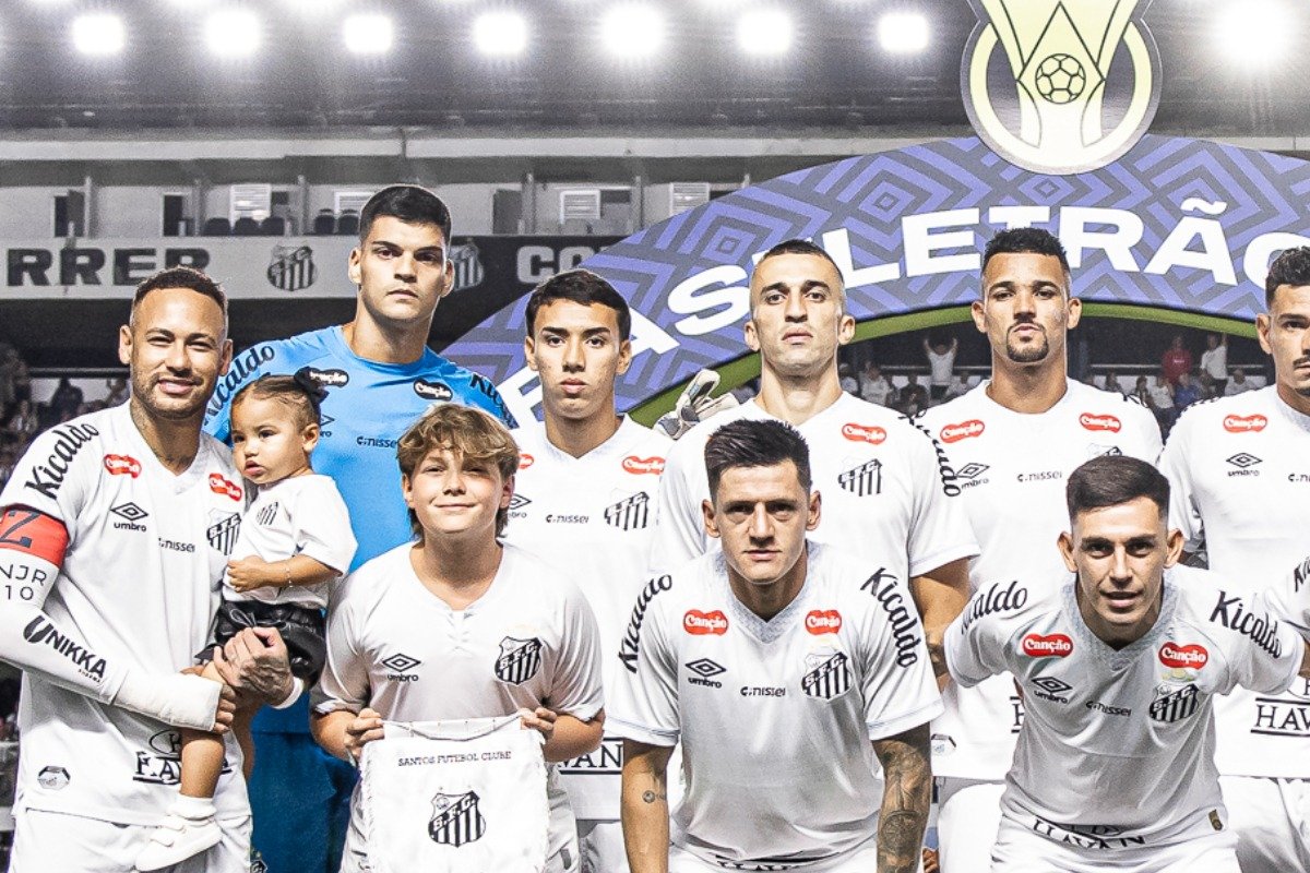 Neymar junto dos filhos e jogadores do Santos antes de duelo pelo Brasileirão (foto: Raul Baretta/ Santos FC.)