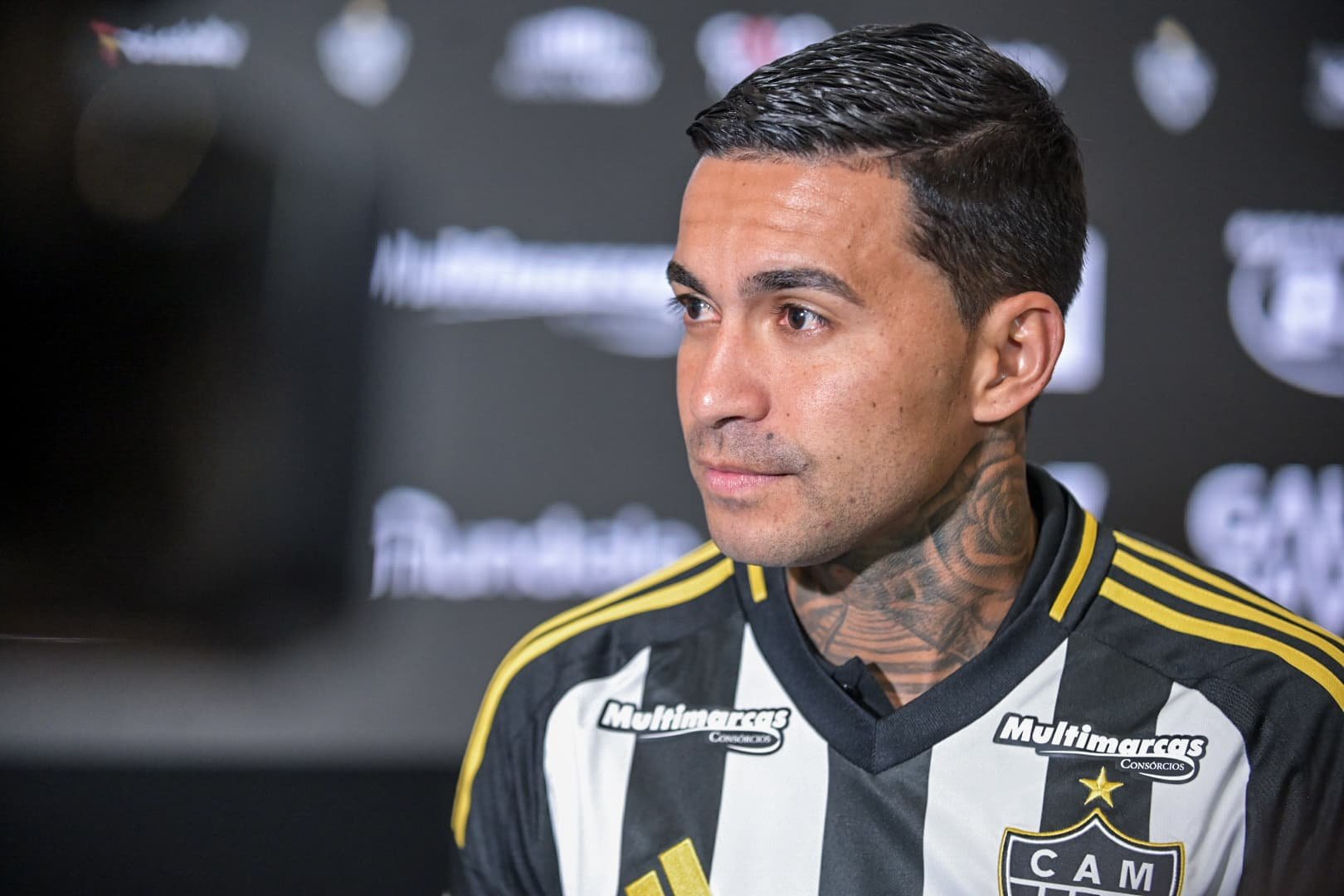 Dudu com camisa do Atlético (foto: Leandro Curi / EM / D.A. Press)