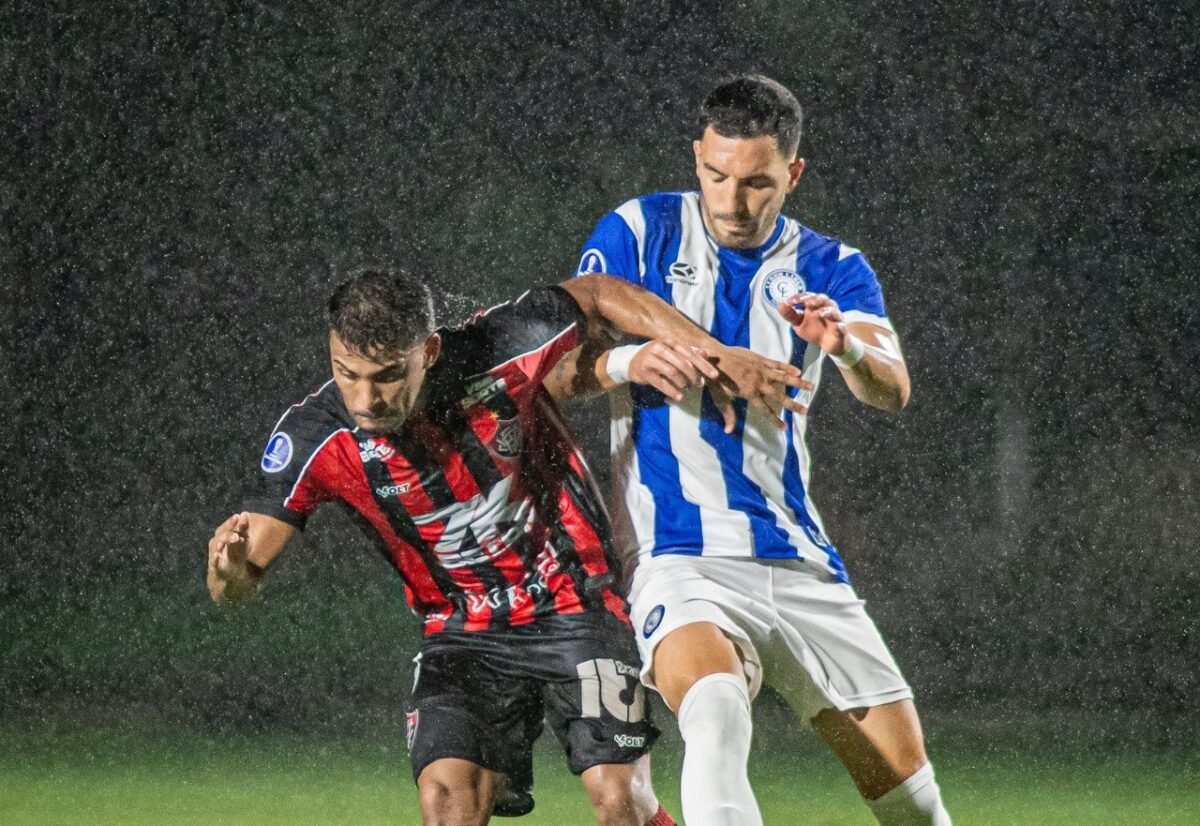 Jogadores de Vitória e Cerro disputando bola (foto: Victor Ferreira/EC Vitória)