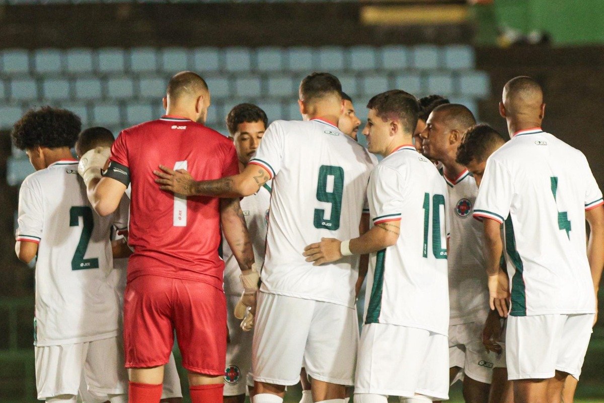 Jogadores de Ipatinga antes de partida do Módulo 2 do Campeonato Mineiro (foto: Eude Aerton / Ipatinga)