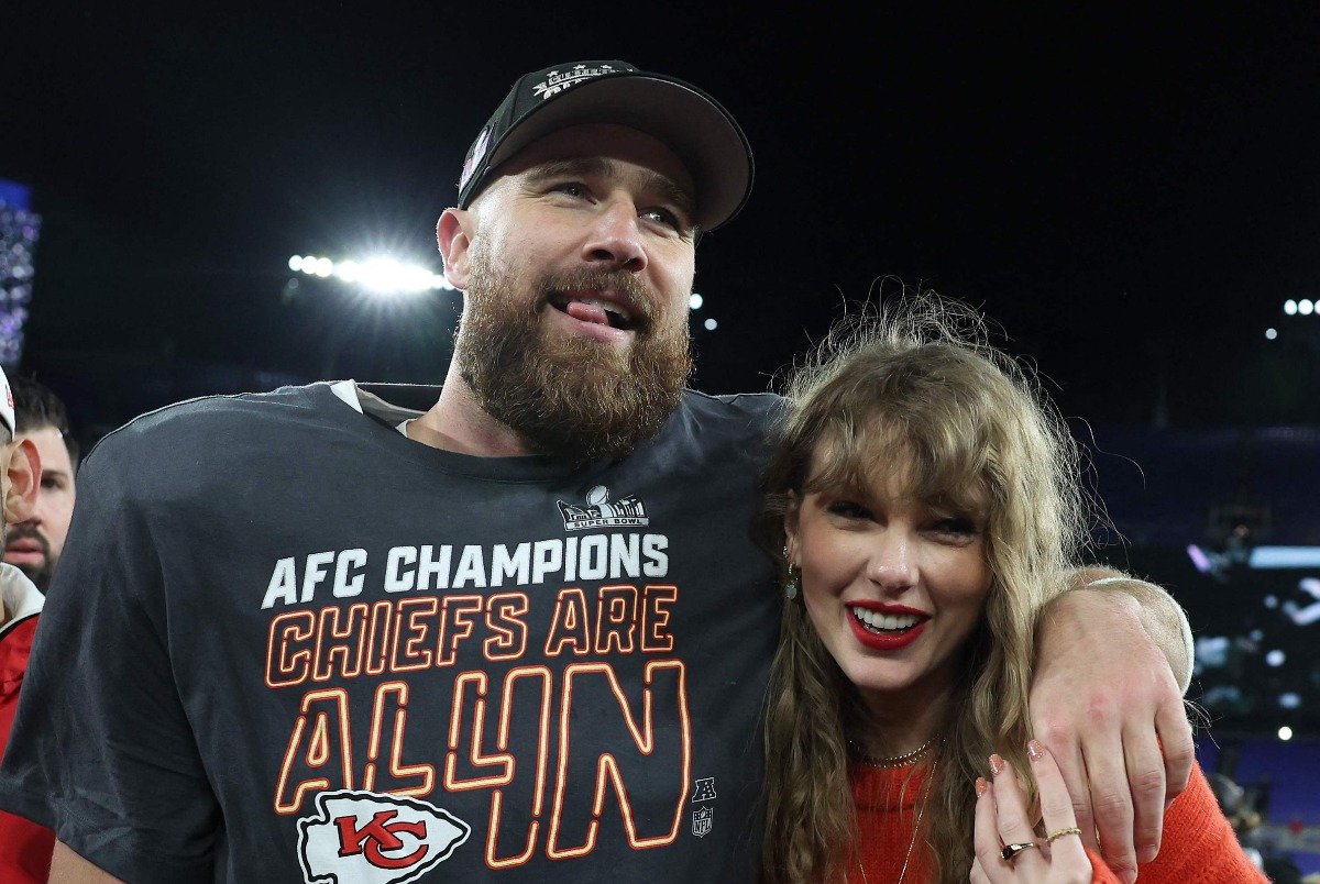 Travis Kelce, jogador da NFL, ao lado da namorada Taylor Swift (foto: Patrick Smith / GETTY IMAGES NORTH AMERICA / Getty Images via AFP - 28/01/2024)