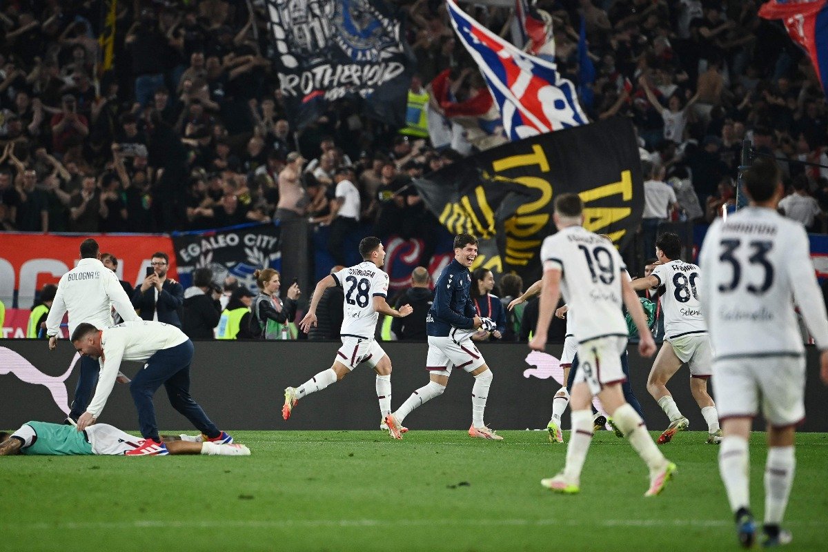 Jogadores do Bologna comemoram título da Copa da Itália (foto: Isabella BONOTTO / AFP)