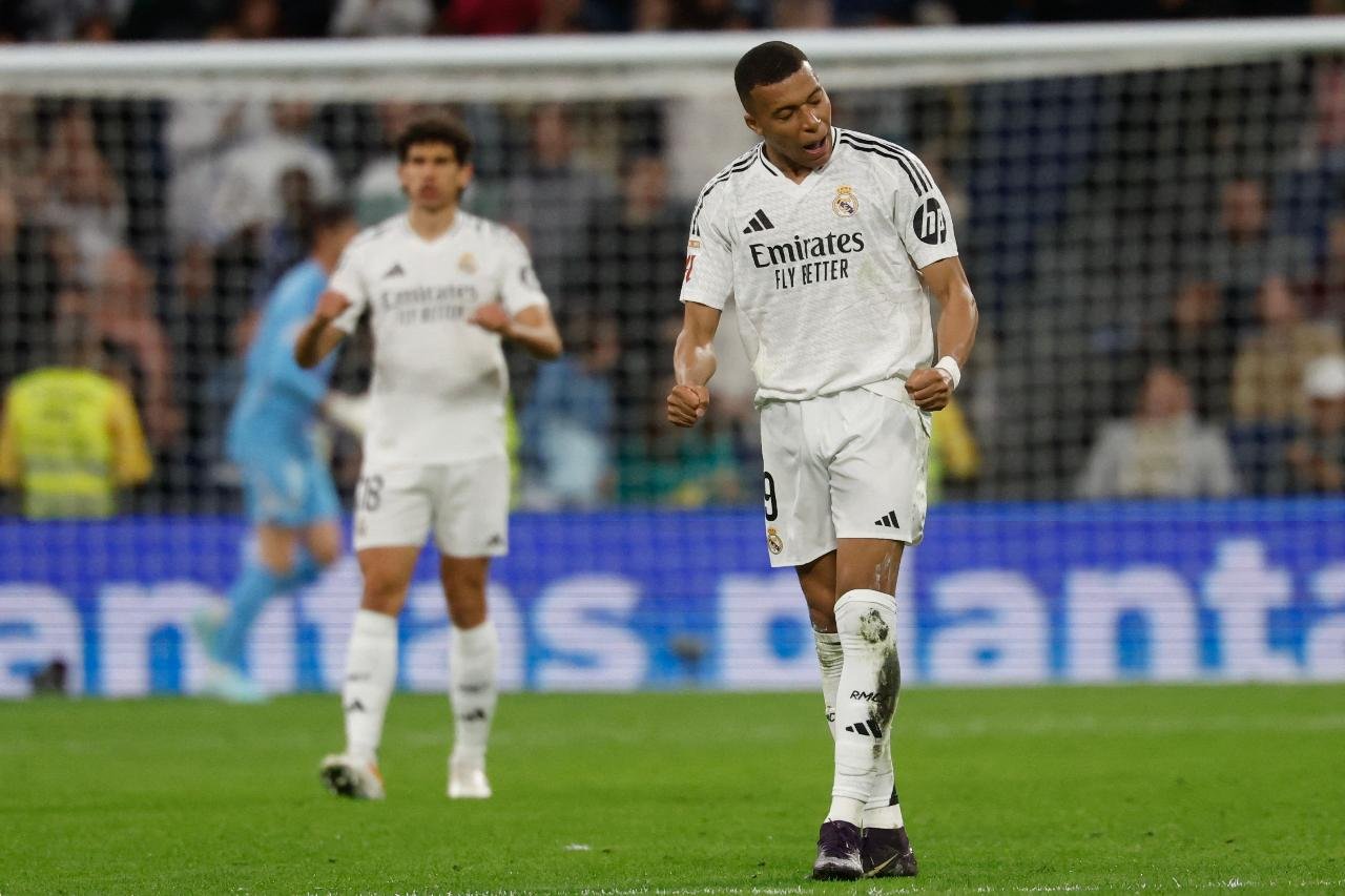 Mbappé comemorando com punho fechado (foto: Pierre-Philippe Marcou / AFP)