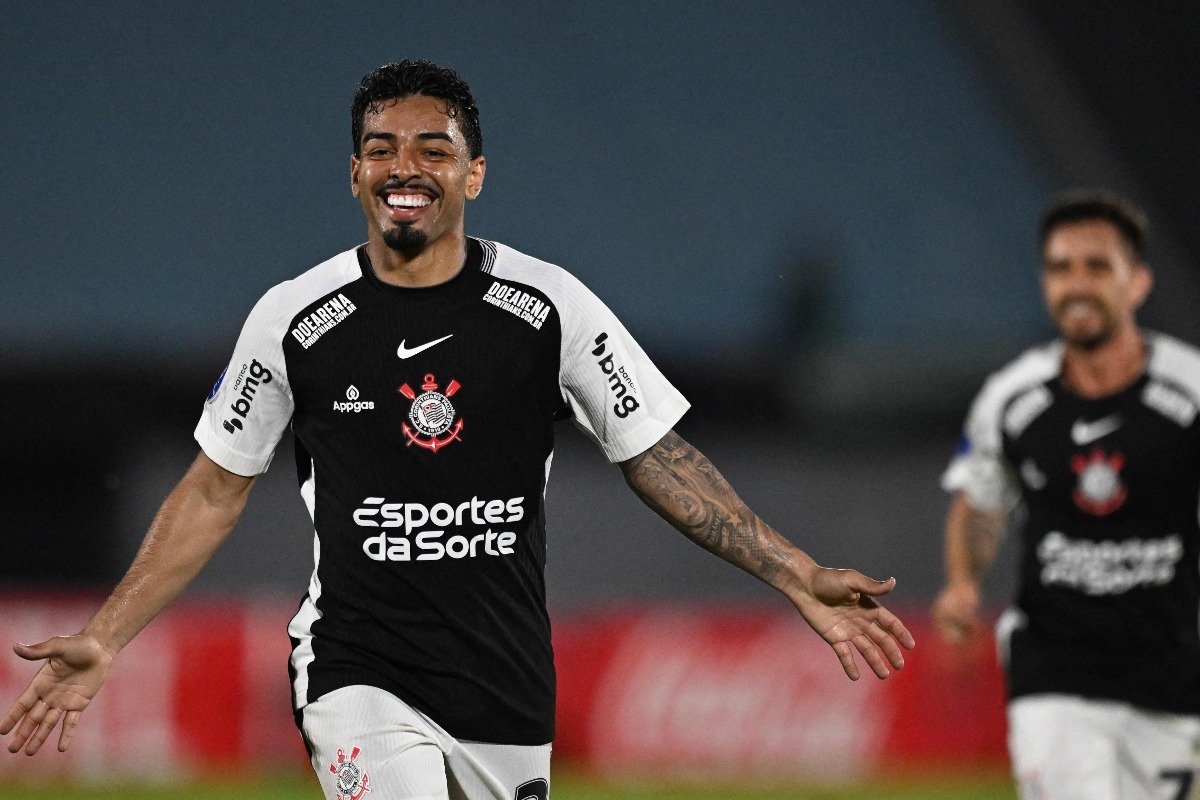 Matheus Bidu comemora gol pelo Corinthians na Copa Sul-Americana (foto: Eitan ABRAMOVICH / AFP)