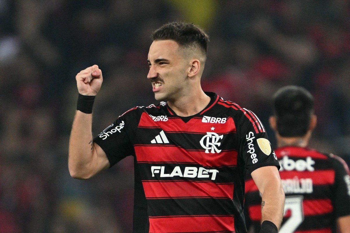 Léo Ortiz comemora gol pelo Flamengo em partida da Libertadores (foto: Mauro PIMENTEL / AFP))