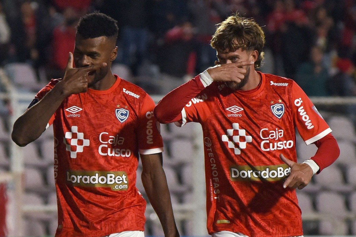 Jogadores do Cienciano comemoram gol em partida da Copa Sul-Americana (foto: Ivan FLORES / AFP)