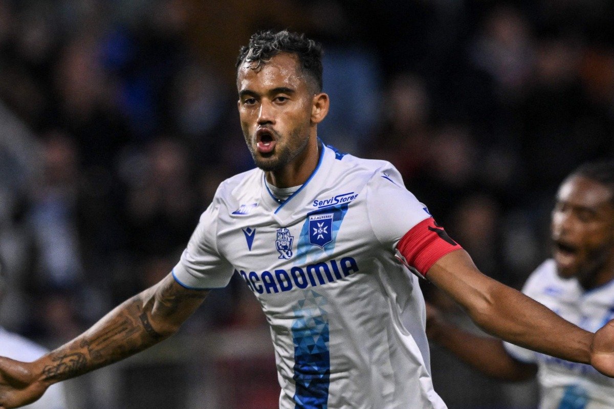 Jubal Júnior comemora gol pelo Auxerre no Campeonato Francês (foto: ARNAUD FINISTRE / AFP - 27/09/2024)
