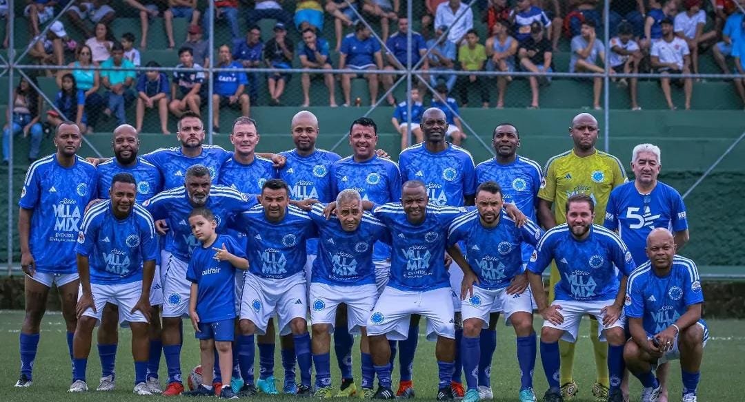 Billy Lima é o primeiro em pé da esquerda para a direita - (foto: Falso9_oficial)