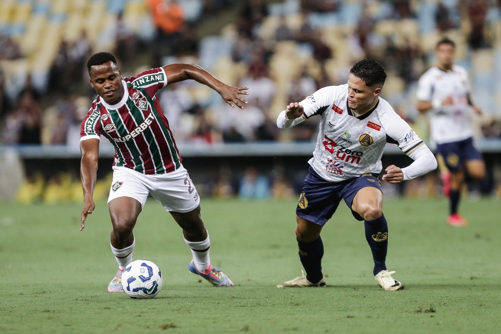 Jogadores de Fluminense e Retrô disputam bola (foto: Lucas Merçon / Fluminense F.C.)
