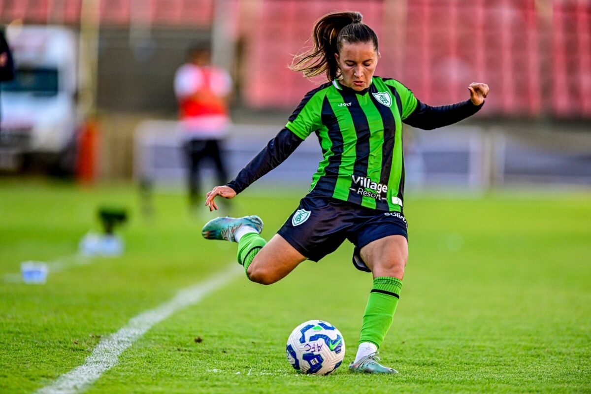 Jogadora do América preparando chute (foto: Mourão Panda / América)