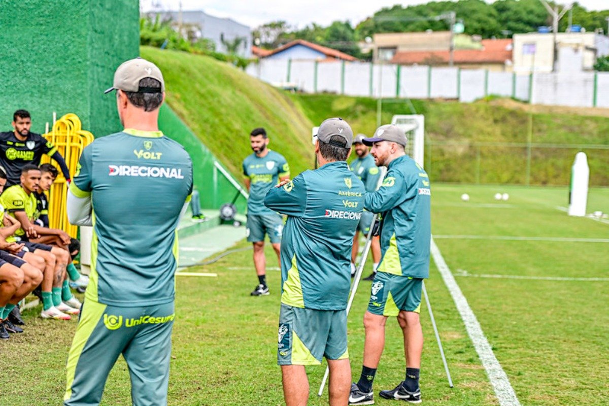 Jogadores do América em treino no CT Lanna Drumond (foto: Mourão Panda/América)