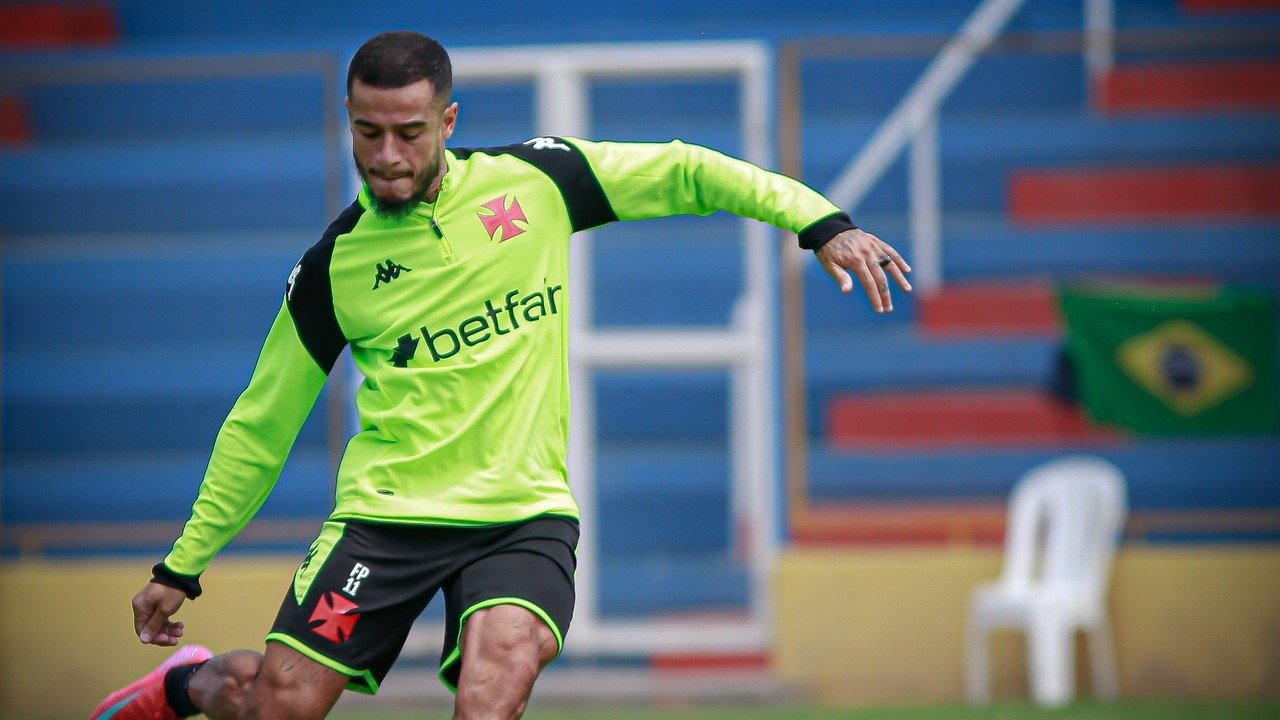 Coutinho preparando chute (foto: Matheus Lima/Vasco)