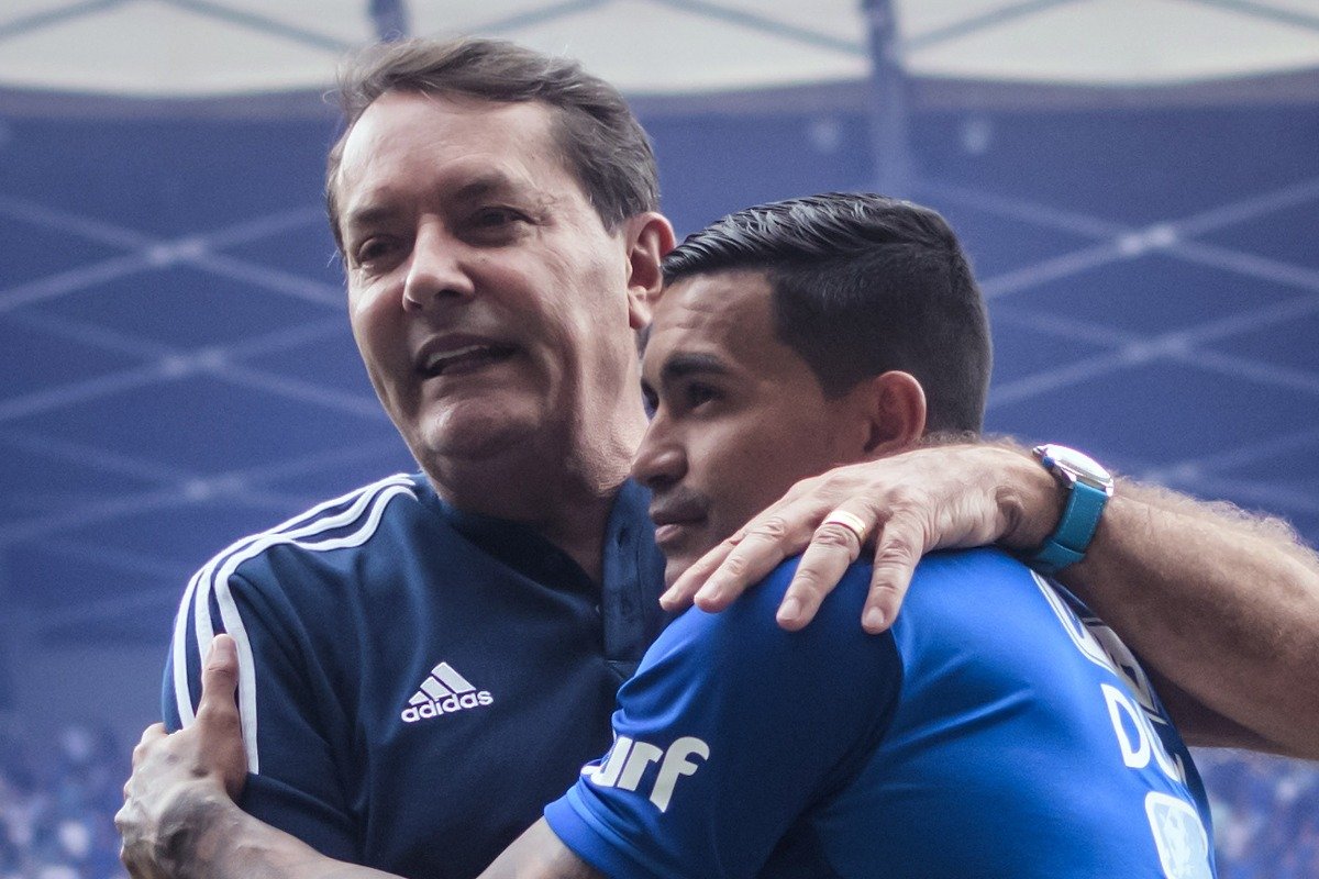 Pedrinho e Dudu se abraçam durante a apresentação do jogador no Cruzeiro, em Janeiro (foto: Gustavo Aleixo / Cruzeiro)
