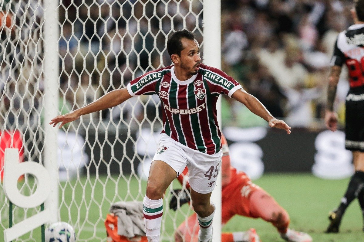 Lima comemora gol pelo Fluminense no Maracanã (foto: LUCAS MERÇON / FLUMINENSE)