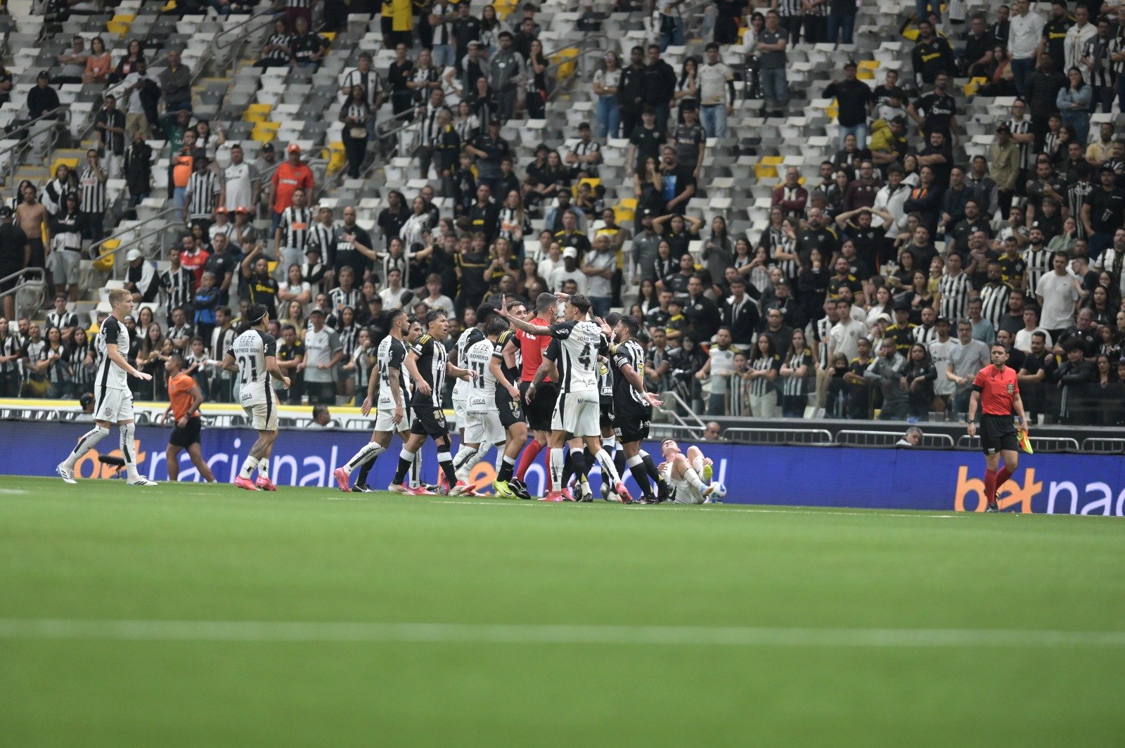 Jogadores de Atlético e Corinthians em confusão durante jogo (foto: Leandro Couri/EM/D.A Press)