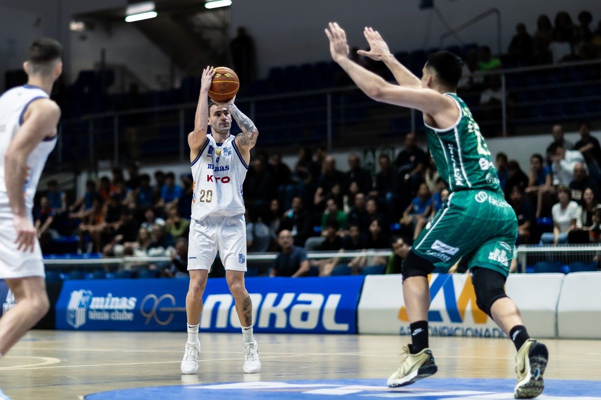 Lance do jogo entre Minas e Bauru pelo NBB (foto: Hedgard Moraes/MTC)