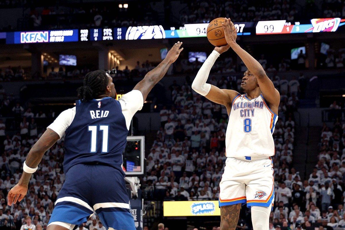Lance do jogo entre Tiberwolves e Thunder pela final da Conferência Oeste da NBA (foto: David Berding/AFP)