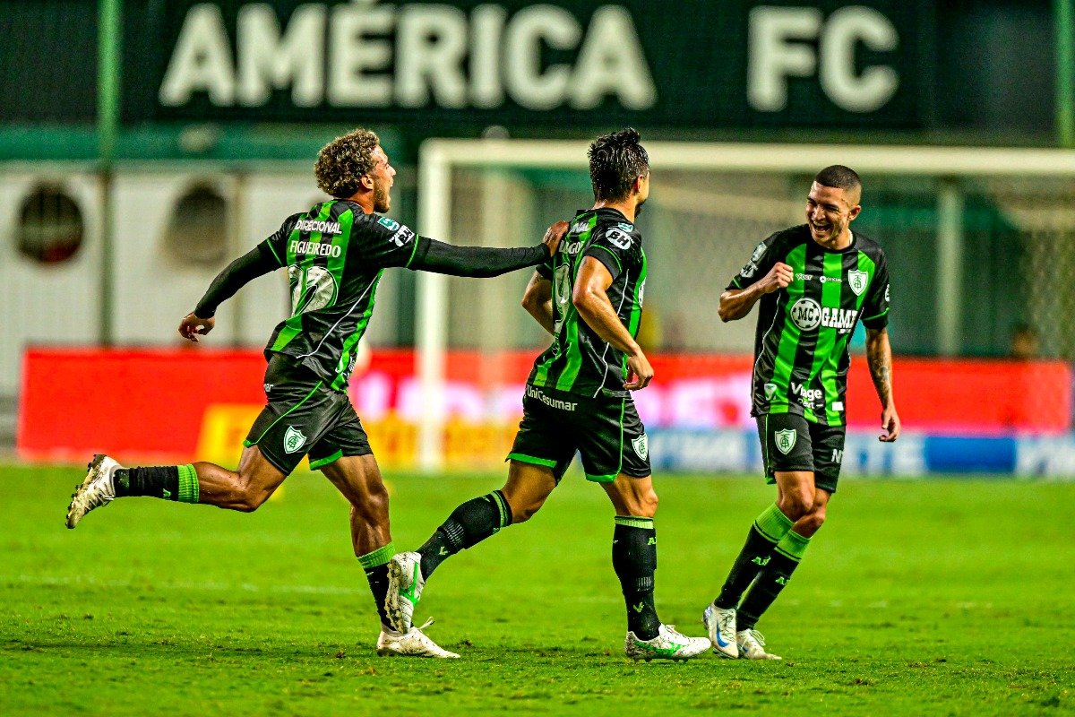 Jogadores do América comemoram gol em partida da Série B (foto: Mourão Panda / América)