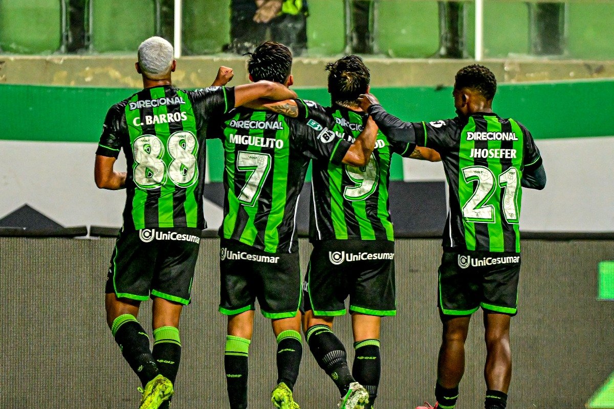 Jogadores do América comemoram gol no Independência (foto: Mourão Panda / América)