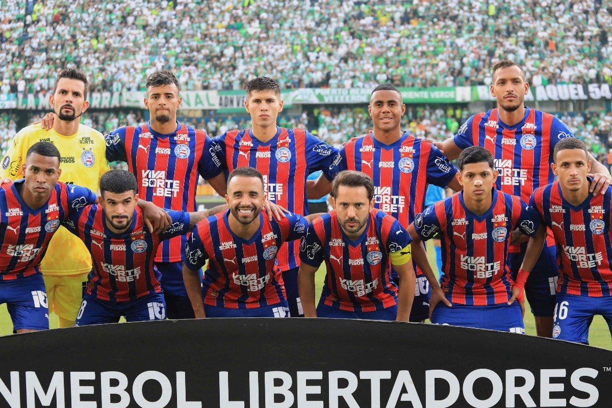 Jogadores do Bahia antes de jogo pela Libertadores (foto: JAIME SALDARRIAGA / AFP)