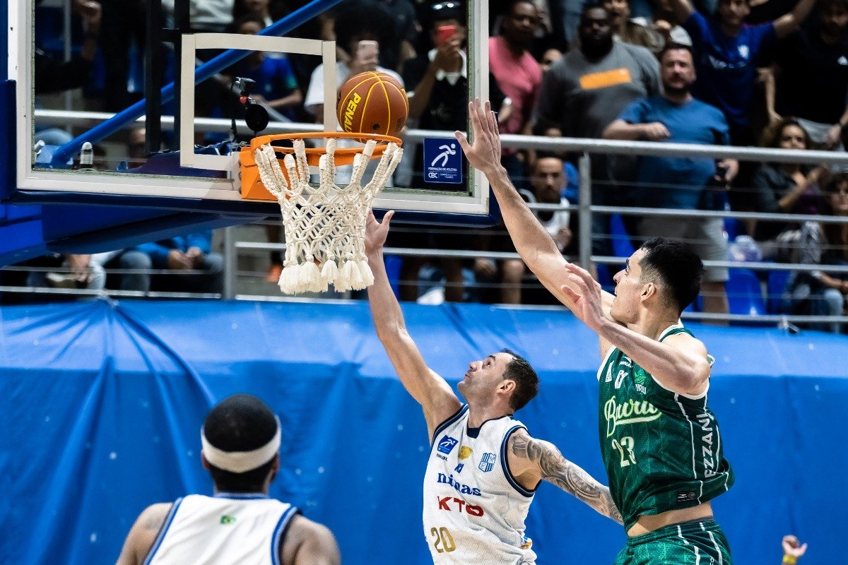 Lance do jogo entre Minas e Bauru pela semifinal do NBB (foto: Hedgard Moraes/MTC)