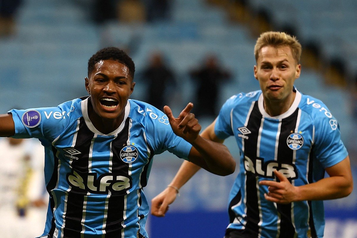 Jogadores do Grêmio comemoram gol em partida da Sul-Americana (foto: SILVIO AVILA / AFP)