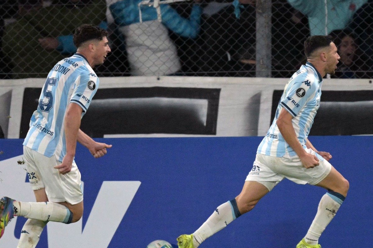 Jogadores do Racing comemoram gol em partida da Libertadores (foto: JUAN MABROMATA / AFP)