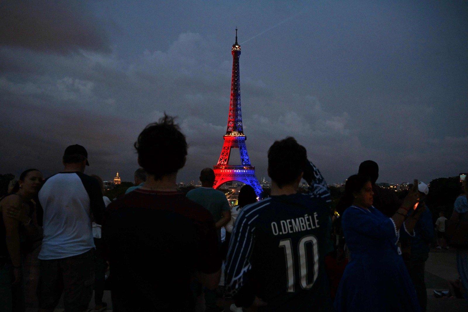Torre Eiffel iluminada com as cores do PSG (foto: Hugo Mathy/AFP)