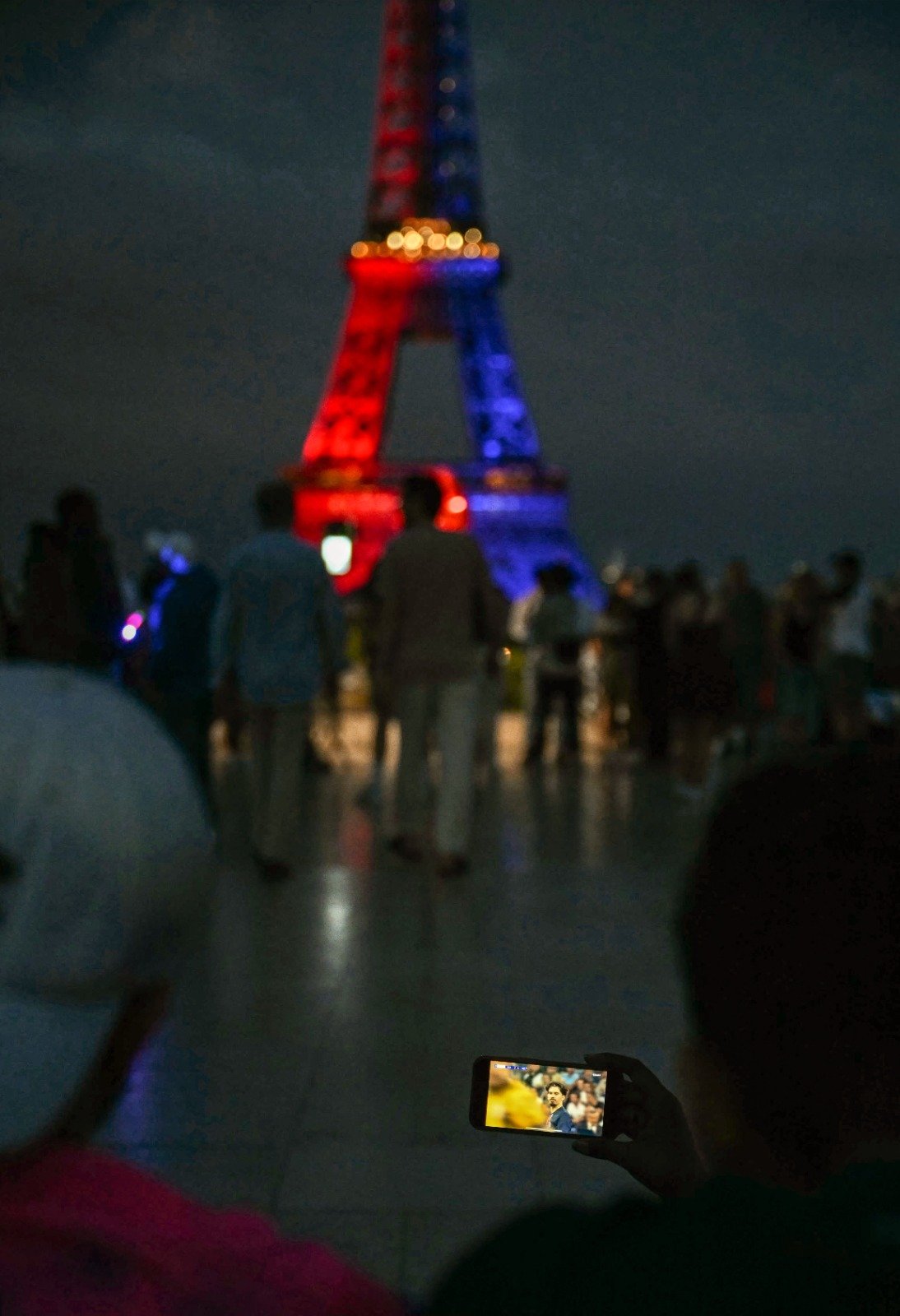 Torre Eiffel iluminada com as cores do PSG