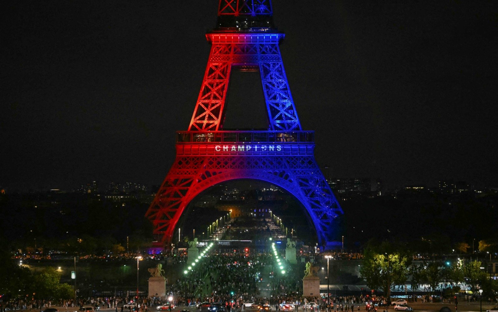 Torre Eiffel iluminada com as cores do PSG