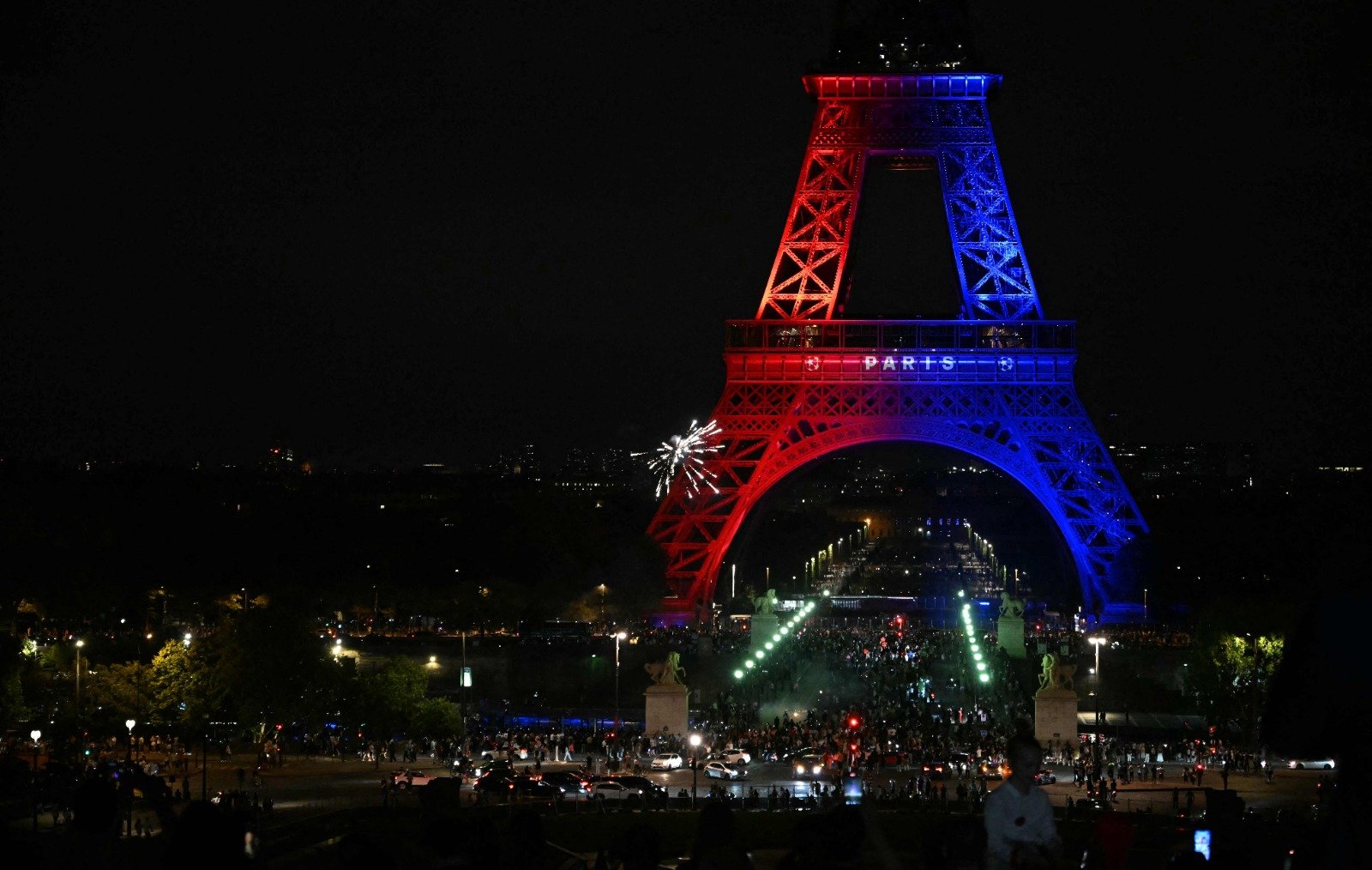 Torre Eiffel iluminada com as cores do PSG
