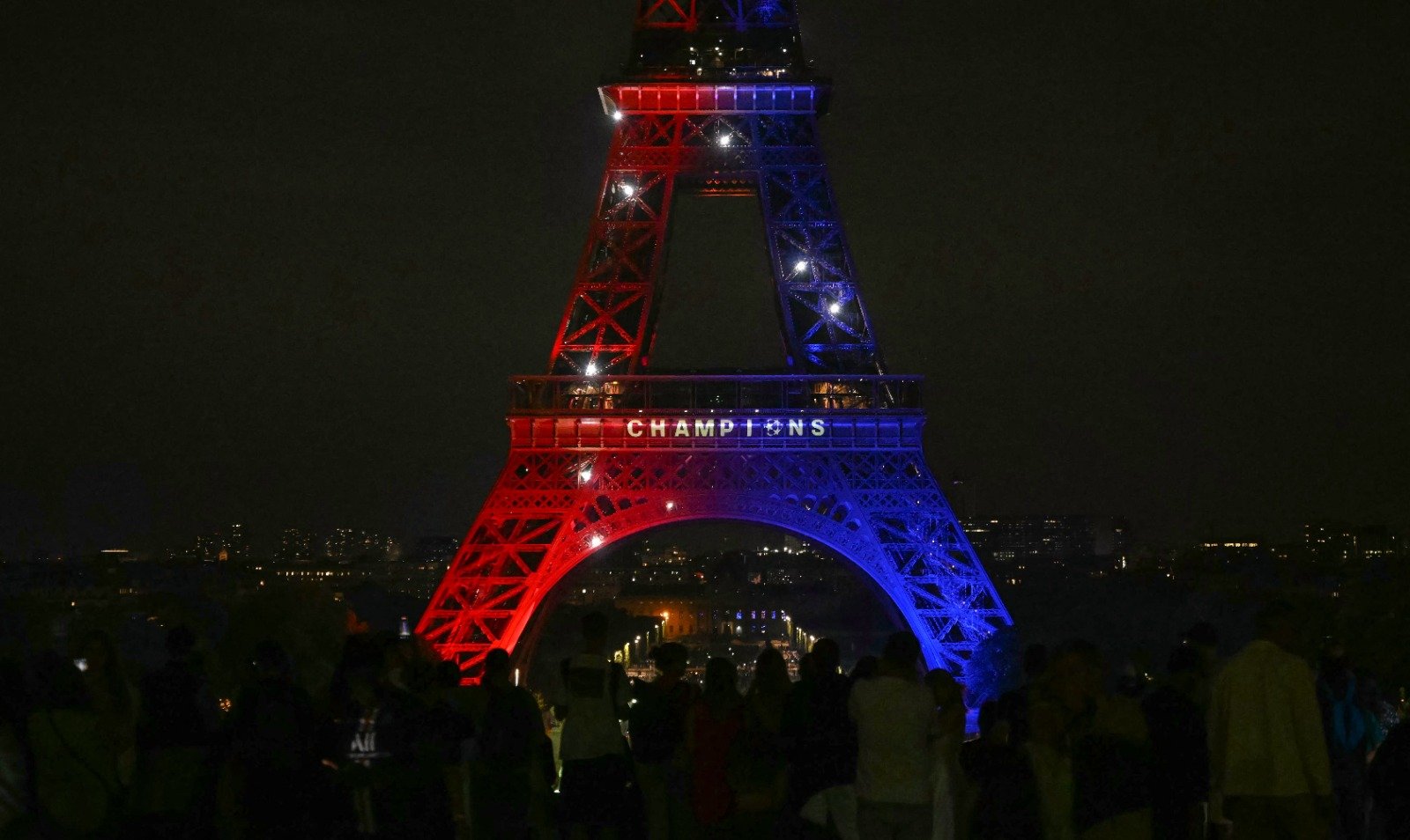 Torre Eiffel iluminada com as cores do PSG