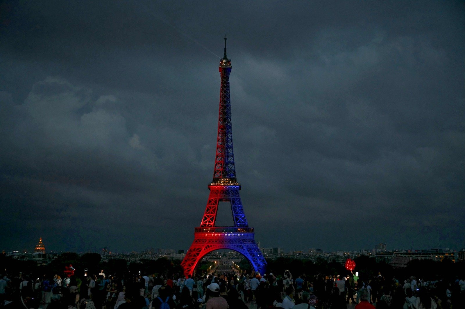 Torre Eiffel iluminada com as cores do PSG