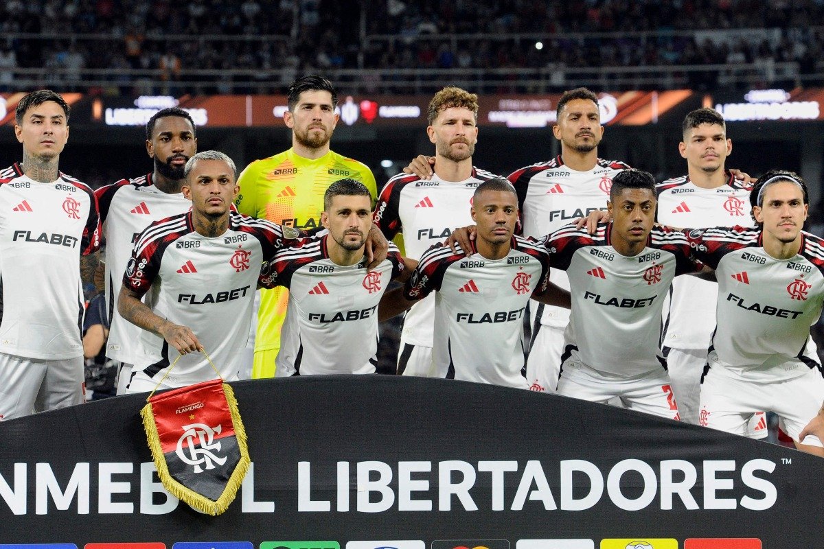 Jogadores do Flamengo posam para foto antes de partida pela Libertadores (foto: Eduardo RAPETTI / AFP)