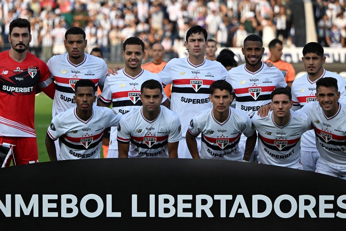 Jogadores do São Paulo posam para foto antes de partida pela Libertadores (foto: ERNESTO BENAVIDES / AFP)
