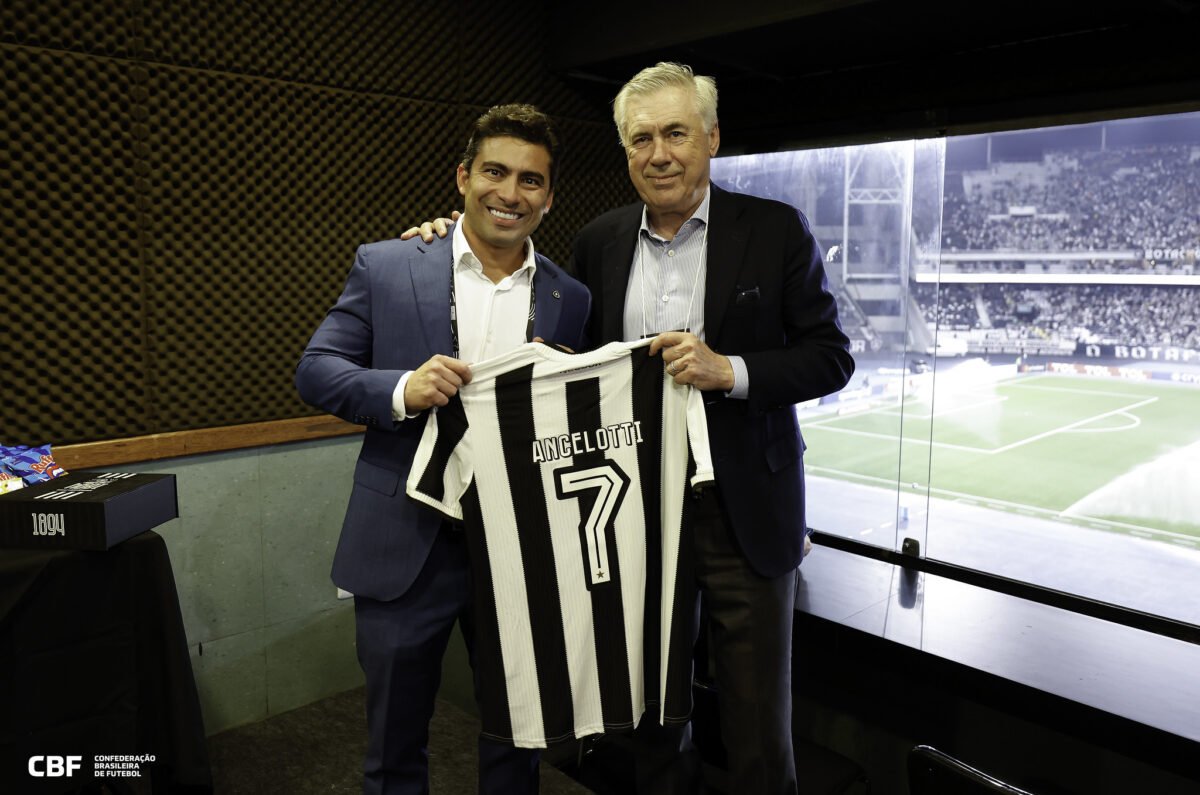 Ancelotti posa com camisa do Botafogo em camarote do Estádio Nilton Santos (foto: Rafael Ribeiro/CBF)