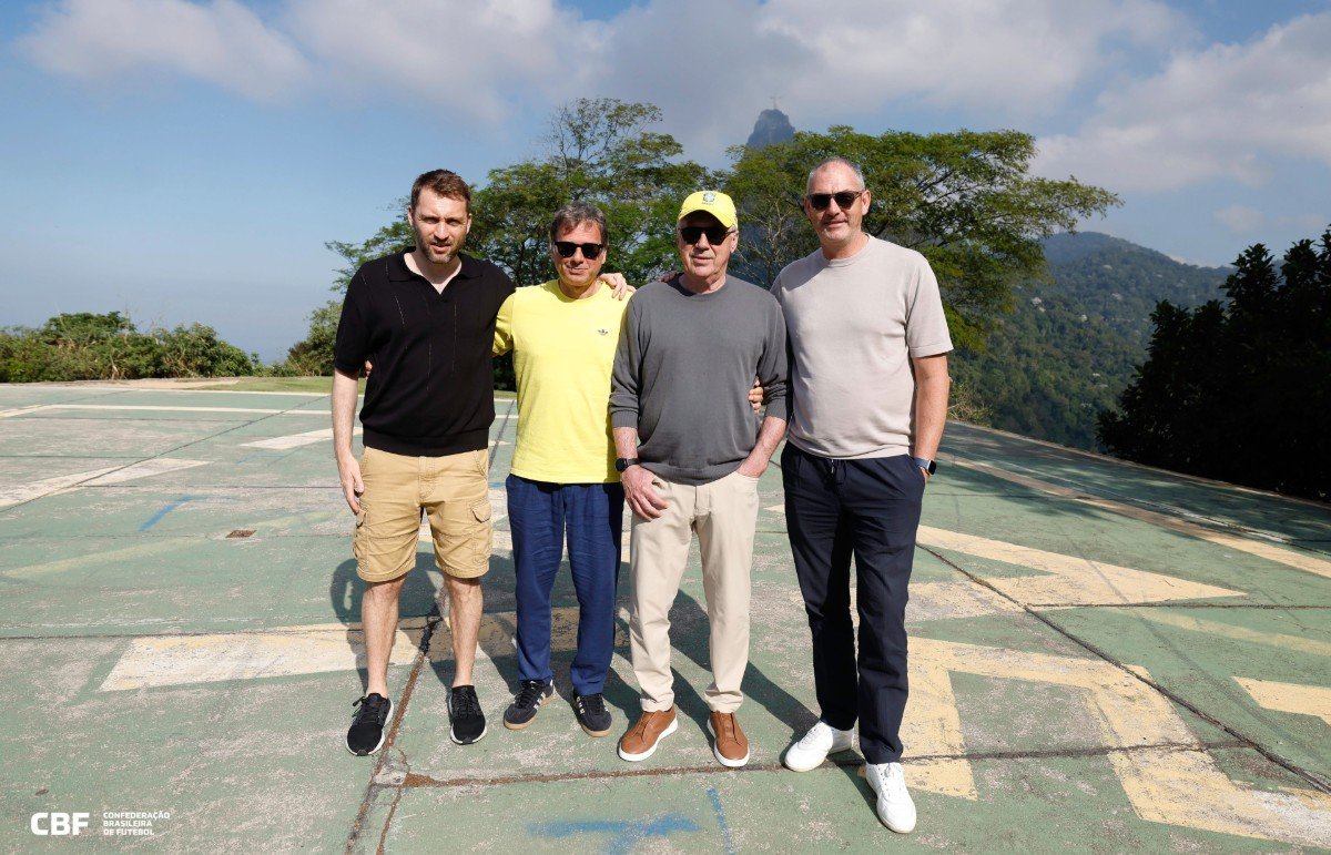 Ancelotti e comissão em passeio no Rio de Janeiro (foto: Rafael Ribeiro/CBF)