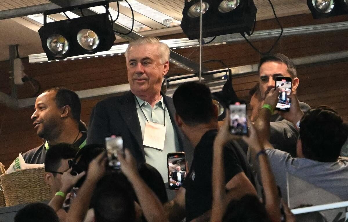 Ancelotti, técnico da Seleção Brasileir, é uma das presenças ilustres no Maracanã para Flamengo x Central Córdoba (foto: MAURO PIMENTEL/AFP)