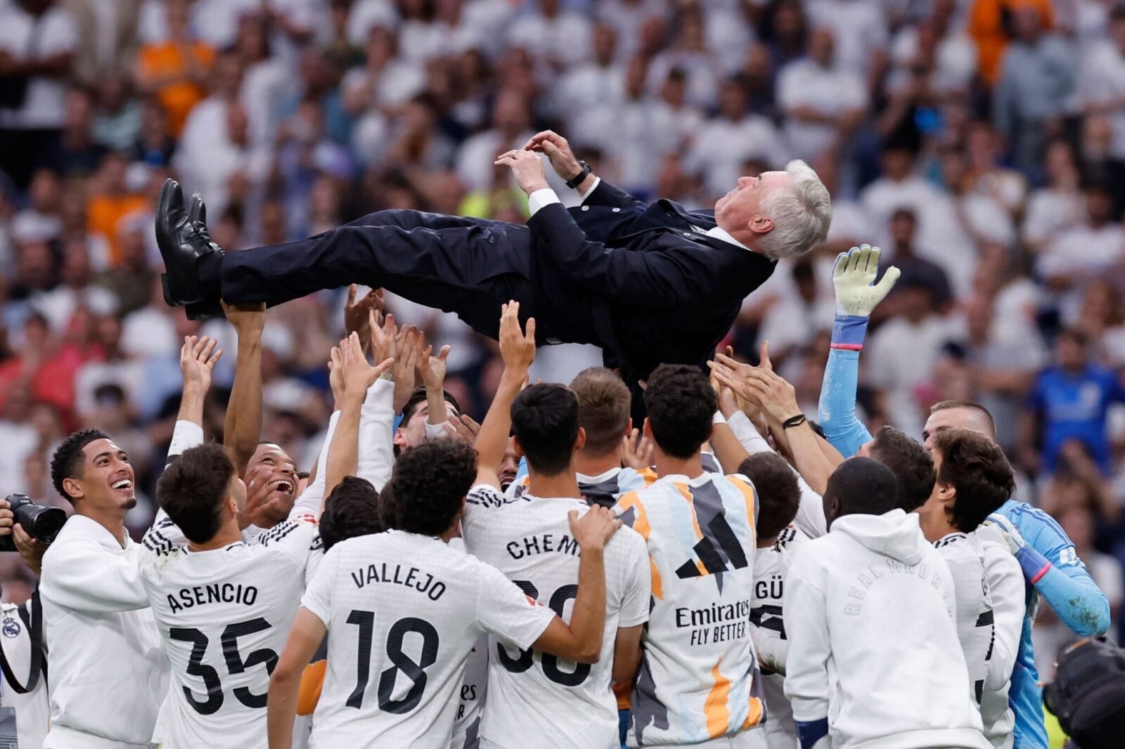Jogadores do Real Madrid jogam Ancelotti para cima em despedida - (foto: Oscar Del Pozo/AFP)