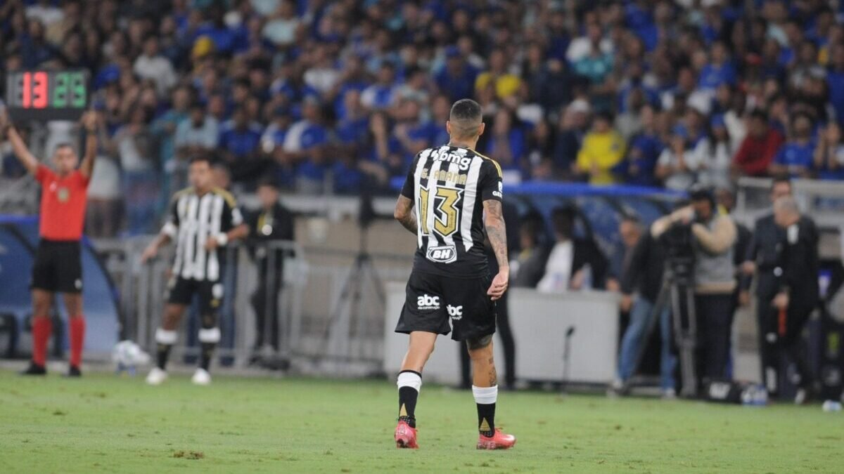 Arana dá lugar a Gabriel Menino no início do clássico contra o Cruzeiro (foto: Alexandre Guzanshe/EM/D.A Press)